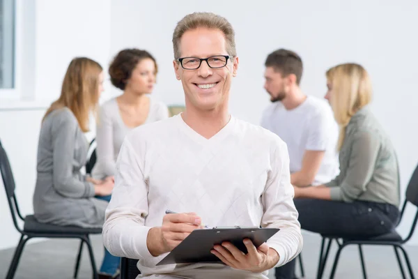 Psychologe arbeitet mit Personengruppe — Stockfoto