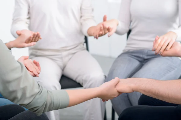 Psicologo che lavora con un gruppo di persone — Foto Stock