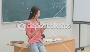 Onun smartphone kullanarak genç kız öğrenci.