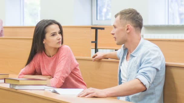 Mujer estudiante charlando con su compañero de clase . — Vídeo de stock