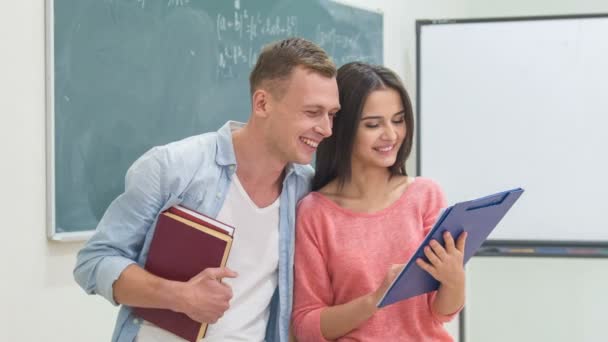 Dois alunos estão se comunicando na sala de aula . — Vídeo de Stock