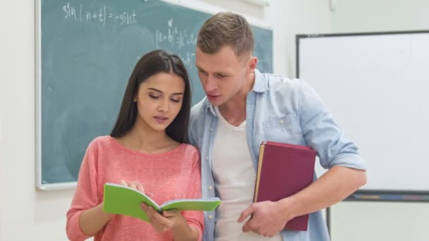 Dois alunos se preparando para a aula de prática . — Vídeo de Stock