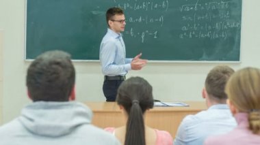Üniversite profesörü bir soru soruyor.