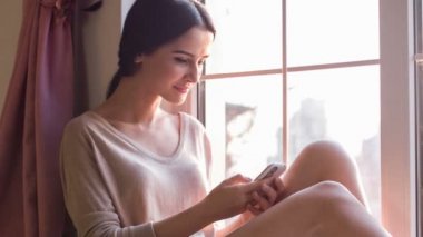 Genç güzel kadın manifatura telefon.