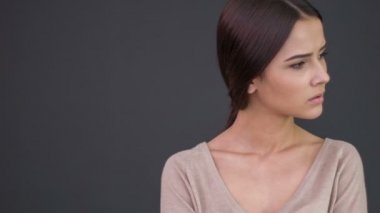 Genç kadın yorgun görünümlü