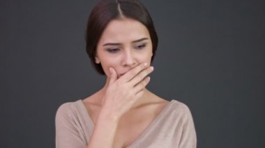 Genç umutsuz kadın ağlıyor eşiğinde.