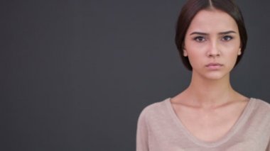 Genç yorgun kadın üzgün görünüyor.