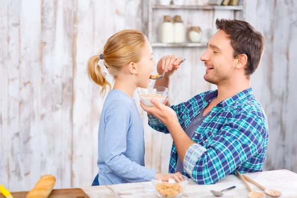Позитивные отец и дочь завтракают — стоковое фото