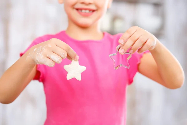 Little girl baking cookies — Stock Photo, Image