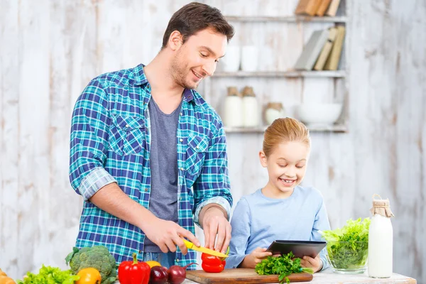 Happy father and daughter cooking together — Φωτογραφία Αρχείου