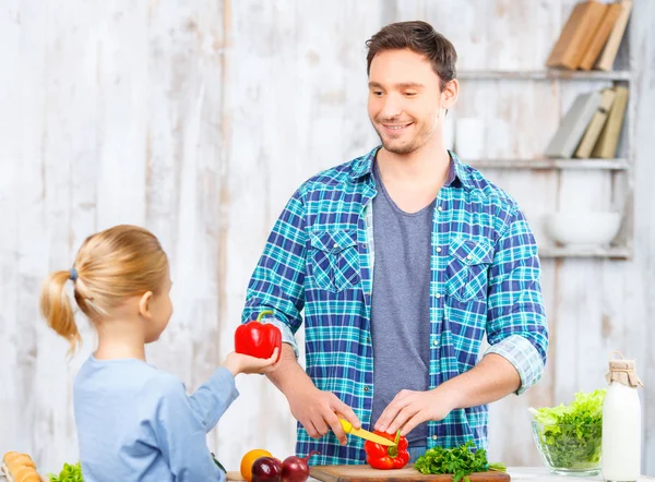 Happy father and daughter cooking together — Φωτογραφία Αρχείου