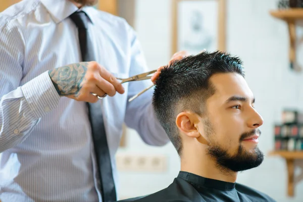 Barbeiro profissional fazendo corte de cabelo — Fotografia de Stock
