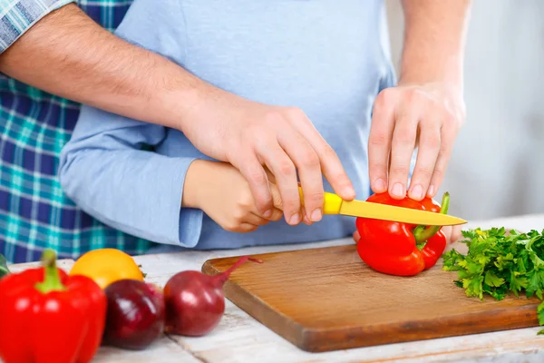 Happy father and daughter cooking together — ストック写真