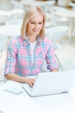 Kafede oturan hoş bir Bayan