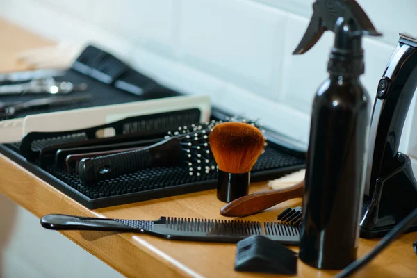 Aparatos de peluquería tumbados sobre la mesa —  Fotos de Stock