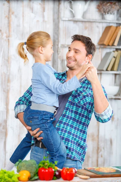 Happy father and daughter cooking together — Φωτογραφία Αρχείου