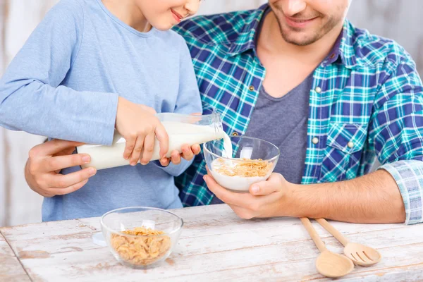 Pai e filha positivos tomando café da manhã — Fotografia de Stock