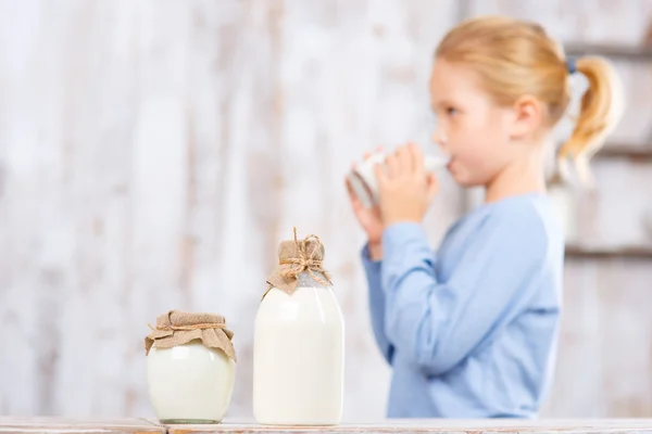 Positive daughter having breakfast — Stockfoto