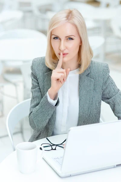 Obchodní lady pracuje v kavárně — Stock fotografie