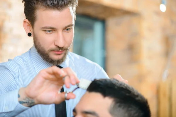 Barbeiro profissional fazendo corte de cabelo — Fotografia de Stock