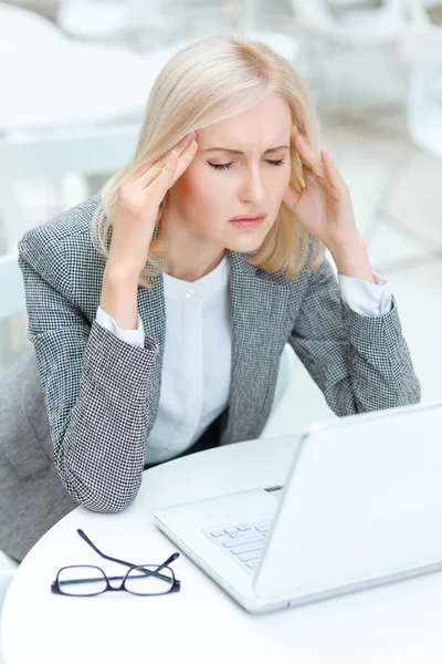 Femme d'affaires travaillant dans le café — Photo