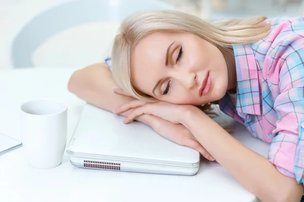 Pleasant woman  sleeping on the table — Stock Photo, Image