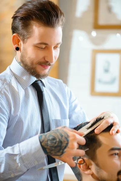 Barbeiro profissional fazendo corte de cabelo — Fotografia de Stock