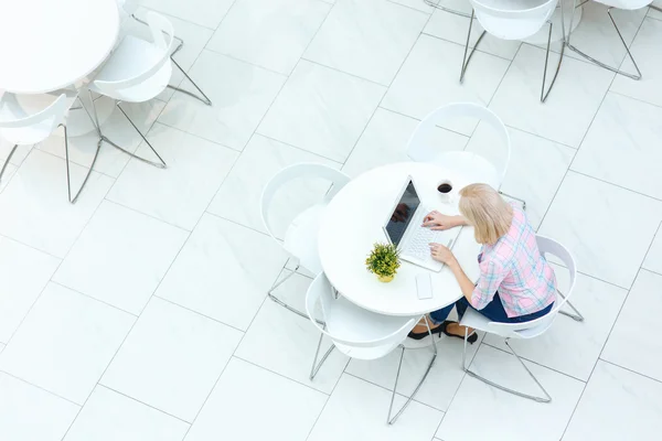 Mujer agradable sentada en el café —  Fotos de Stock