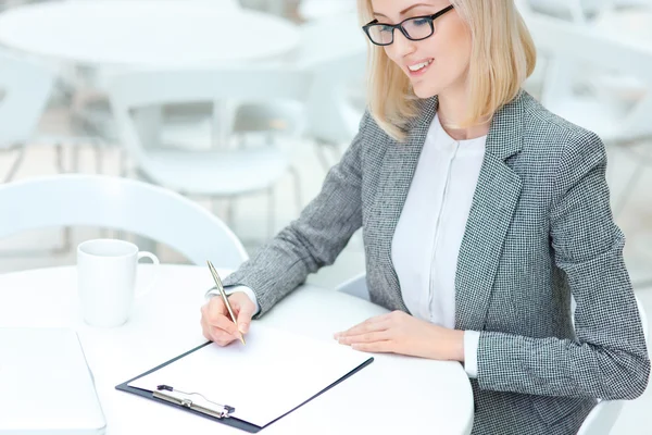 Hübsche Geschäftsfrau unterschreibt Papiere — Stockfoto