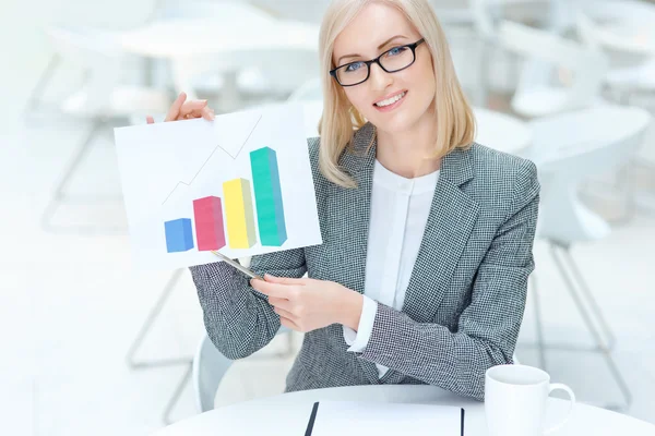 Nice businesswoman holding diagram — Φωτογραφία Αρχείου