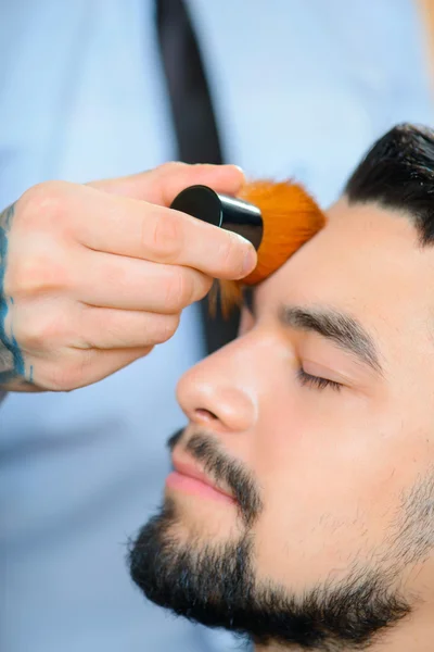 Professional barber maken kapsel — Stockfoto