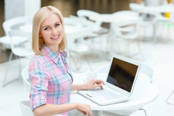 Aangename vrouw zitten in het cafe — Stockfoto