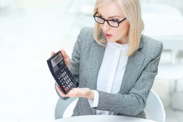 Nette Geschäftsfrau, die im Café arbeitet — Stockfoto