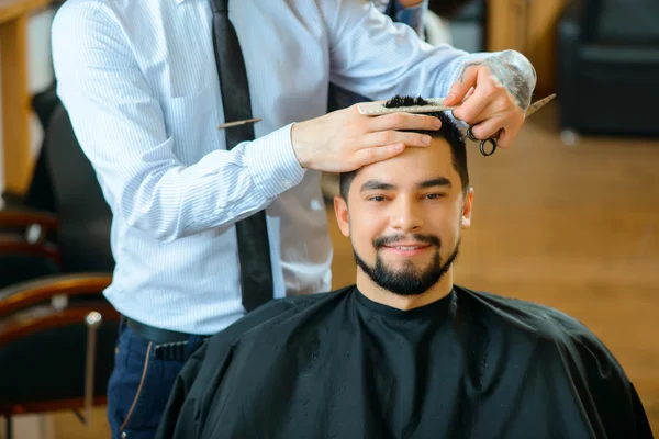 Barbeiro profissional fazendo corte de cabelo — Fotografia de Stock