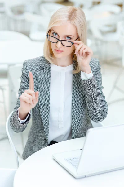 Obchodní lady pracuje v kavárně — Stock fotografie