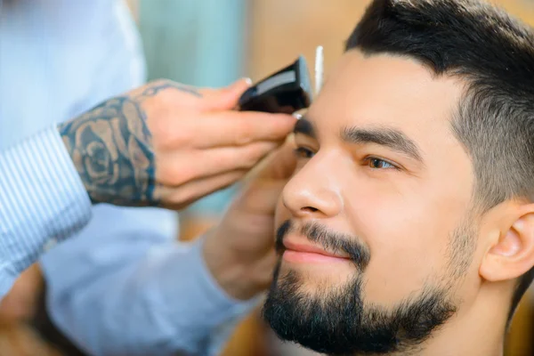 Professional barber holding razor — Stock Photo, Image