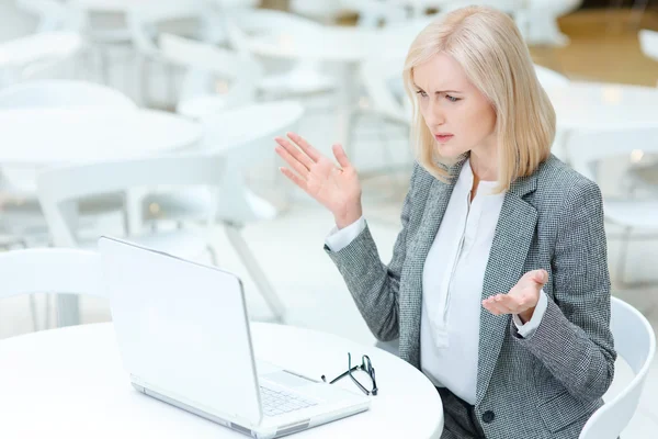 Geschäftsfrau arbeitet im Café — Stockfoto