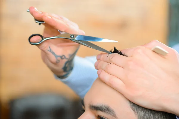 Barbeiro profissional fazendo corte de cabelo — Fotografia de Stock