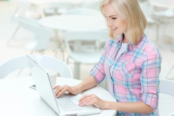 Angenehme Frau sitzt im Café — Stockfoto