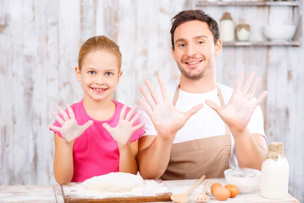 Gelukkig vader en dochter bakken samen — Stockfoto