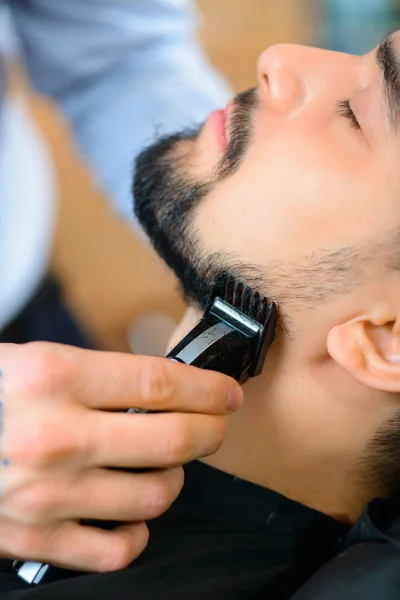 Barbeiro profissional barbear a barba — Fotografia de Stock