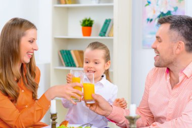 Dostu aile birlikte akşam yemeği