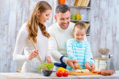 mutlu bir aile birlikte pişirme