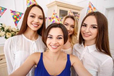 Çekici genç kızlar toplu doğum günü selfie yapma.