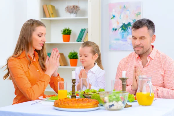 Dostu aile birlikte akşam yemeği — Stok fotoğraf