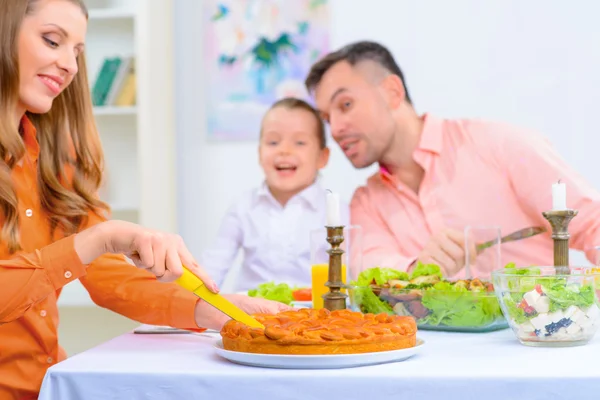 Dostu aile birlikte akşam yemeği — Stok fotoğraf