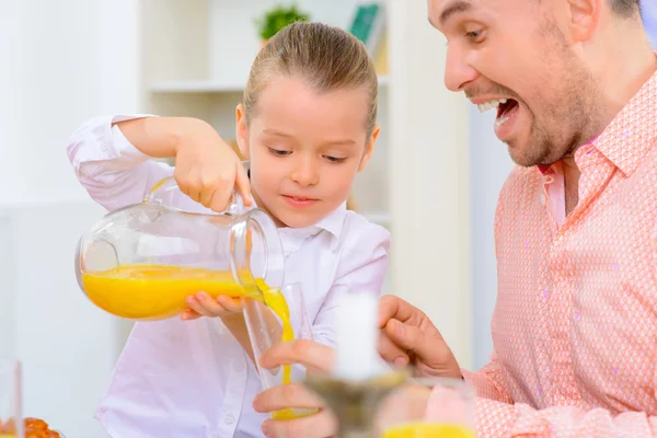 Dostu aile birlikte akşam yemeği — Stok fotoğraf