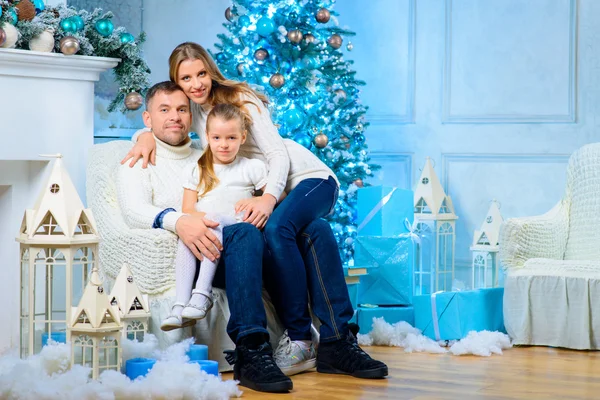 Bonne famille debout près de l'arbre de Noël — Photo