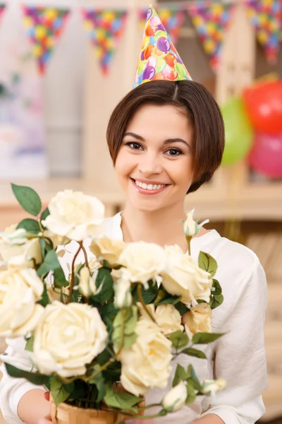 Jeune fille tenant un bouquet de fleurs — Photo