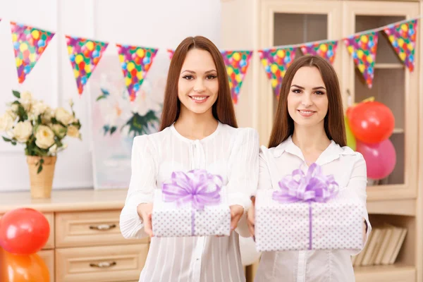 Dos chicas jóvenes —  Fotos de Stock